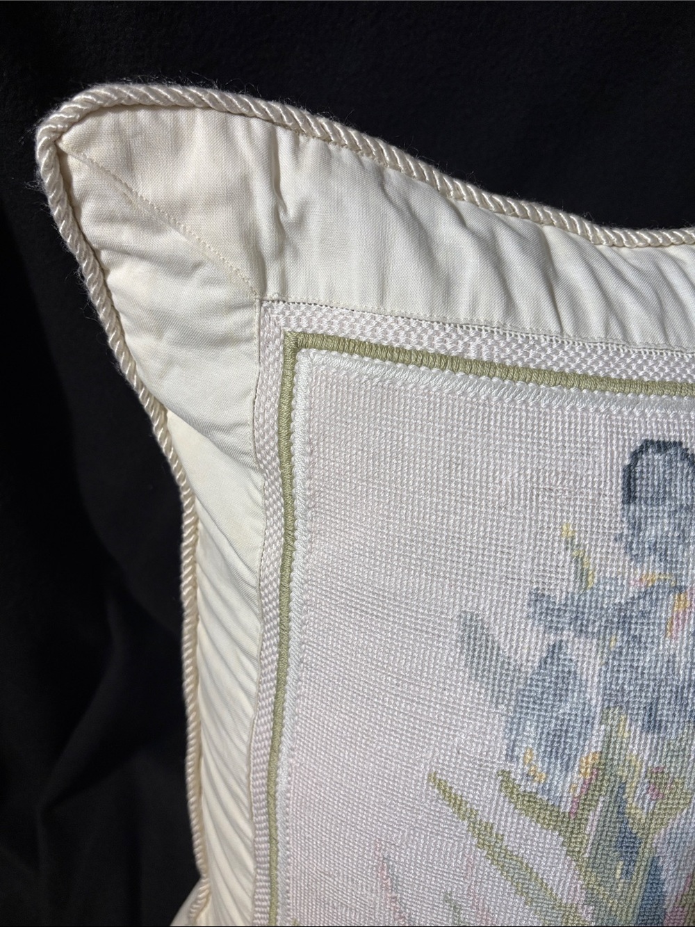 Vintage needlepoint pillow floral design 18x18 inch - Picture 3 of 9
